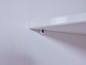 Une étagère blanche montée au mur.