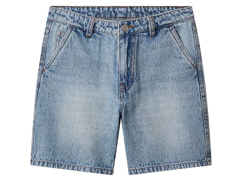 Short en jean bleu clair délavé avec poches.