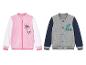 Deux blousons bomber pour enfants, un rose avec des papillons et un gris avec un dinosaure.