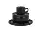 Une tasse noire avec deux soucoupes.