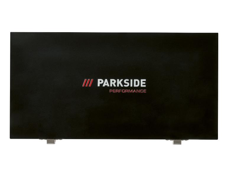 Boîte noire avec un logo blanc et rouge.