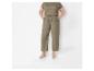 T-shirt et pantalon amples couleur kaki, sandales à talons.