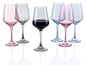 Six verres de différentes couleurs, dont deux verres roses, un verre gris avec du vin rouge et deux verres bleus.