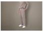 Homme en sweat-shirt et pantalon de survêtement gris.