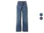 Un jean bleu à jambes larges.