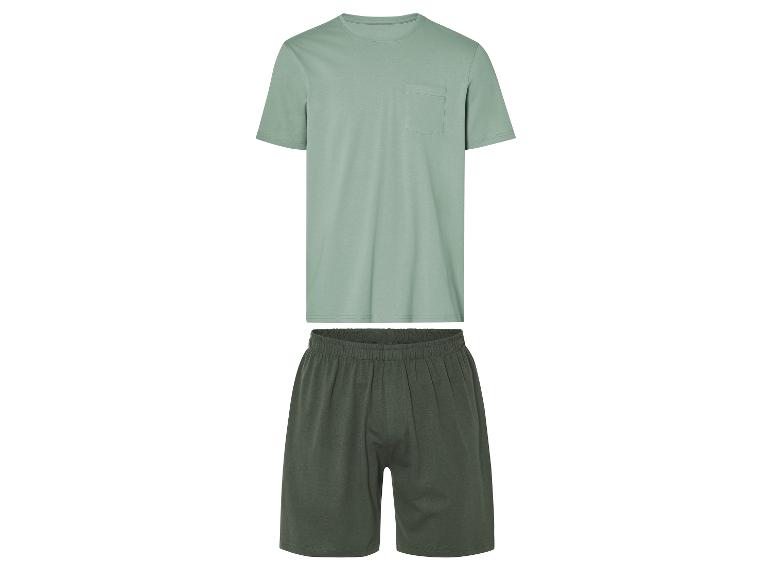 Ensemble pyjama : t-shirt vert clair et short vert foncé.