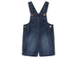 Une salopette en jean pour bébé.