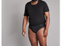 Un homme portant un t-shirt et des sous-vêtements noirs.