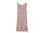 Robe de nuit longue rose poudré avec dentelle.