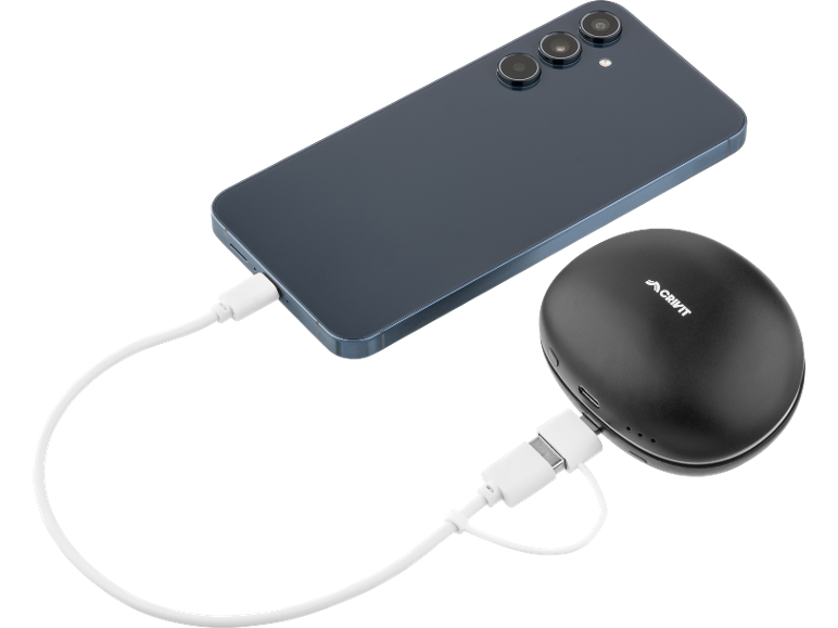 Smartphone bleu foncé en charge avec une batterie externe noire via un câble blanc.
