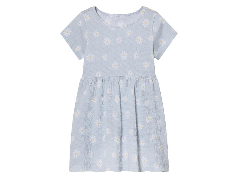 Une robe bleu clair à manches courtes, parsemée de fleurs blanches.