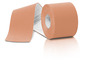 Un rouleau de bande de kinésiologie de couleur pêche de la marque Elastoplast.
