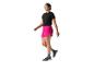 Femme portant short et t-shirt sport rose et noir.