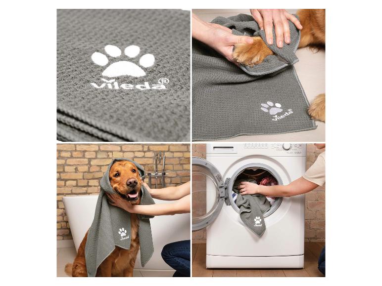Serviette pour animaux Vileda grise avec empreinte de patte, utilisée pour sécher un chien et lavée en machine.