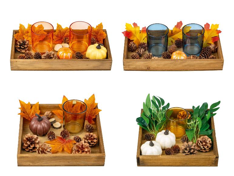 Quatre plateaux d'automne avec des bougies, des citrouilles et des pommes de pin.