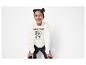 Fille en sweat-shirt crème 'CREATIVE VIBES' avec un nœud, jean noir.