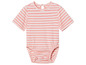 Un body bébé rayé rose à manches courtes.