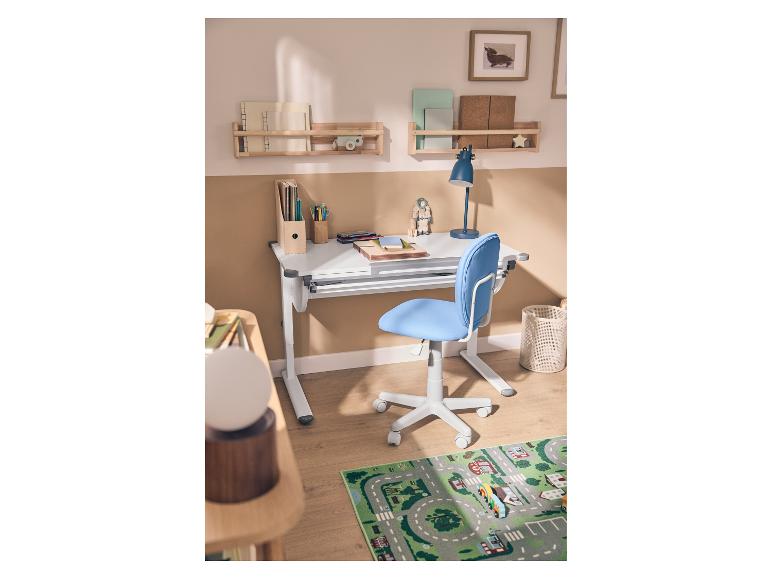 Chaise de bureau pour enfant LIVARNO bleue dans une chambre d'enfant.