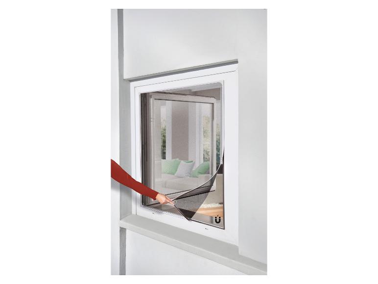 Une porte moustiquaire magnétique pour une fenêtre, avec vue sur un salon.
