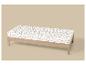 Lit simple avec cadre en bois clair et matelas blanc à motif floral subtil.