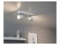 Lampe de plafond blanche à deux lumières avec abat-jours géométriques.