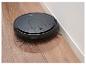 Aspirateur robot sur parquet, nettoyant le long du mur