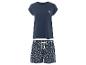 Un pyjama bleu marine avec un t-shirt et un short à imprimé floral.
