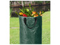 Sac poubelle vert avec des feuilles et des branches.