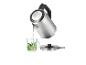Une bouilloire en acier inoxydable SilverCrest versant de l'eau dans une tasse.