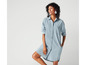 Une femme porte une robe en jean bleu.
