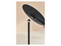 Une lampe noire avec un abat-jour rond