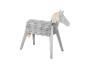 Cheval en bois gris avec crinière et queue claires, pour enfants.