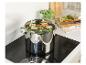 Une casserole en acier avec des légumes cuisant sur une plaque à induction noire Lamona.