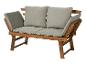 Un banc en bois avec des coussins gris pour l'extérieur.