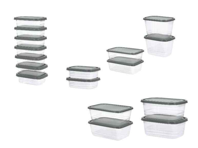 Ensemble de boîtes alimentaires en plastique transparent avec couvercles gris, empilées.