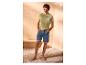 Homme en t-shirt vert 'summer wave' et short en jean.