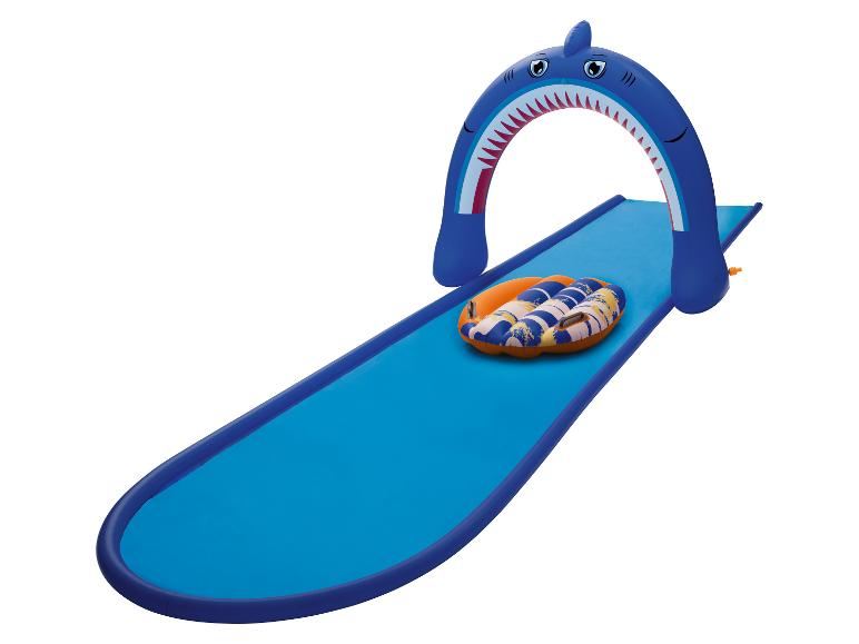 Toboggan aquatique gonflable avec arche de requin et planche gonflable.