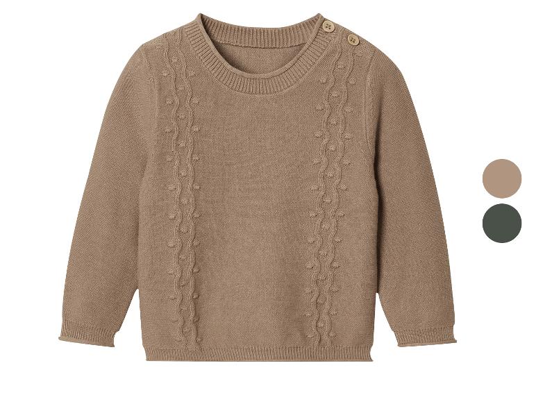 Un pull en tricot marron à manches longues.
