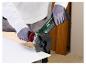 Une personne utilise une meuleuse d'angle Parkside pour travailler le bois.