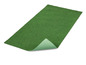 Un tapis de gazon artificiel vert avec une base en caoutchouc.