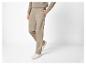 Pantalon beige avec logo LVB et baskets blanches.
