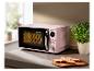 Four à micro-ondes SilverCrest rose dans la cuisine.