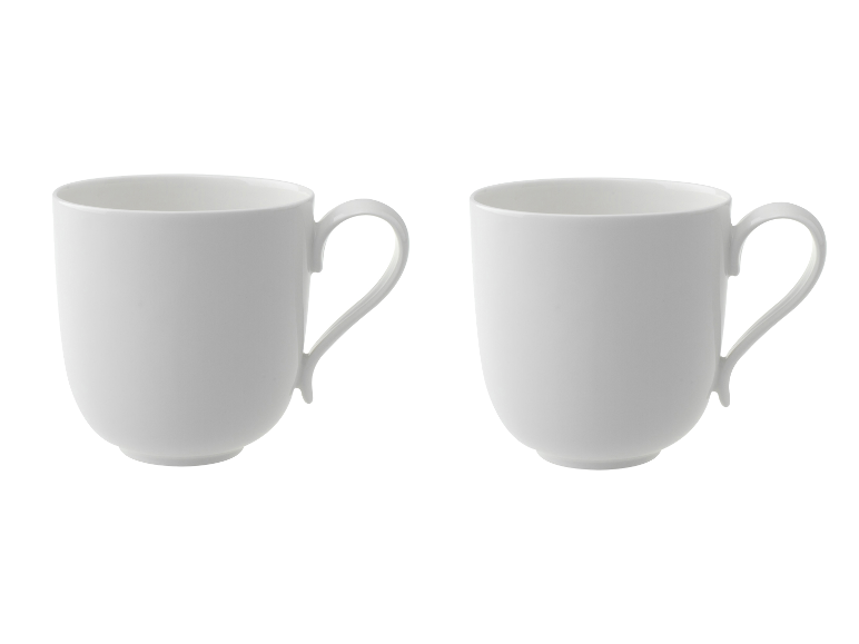 Deux tasses blanches en porcelaine avec anses, isolées sur fond blanc.