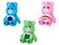 Trois ours en peluche colorés avec des symboles sur le ventre.