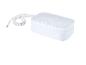 Étui blanc avec câble sur fond blanc