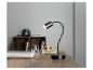Une lampe de bureau flexible noire sur un bureau en bois avec un ordinateur portable.