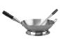 Wok en acier inoxydable avec longue poignée et spatule, sur un support.