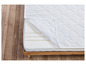Un matelas blanc avec une housse visible avec une fermeture éclair.