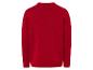 Un pull rouge à manches longues.