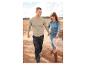 Un homme et une femme en tenue décontractée, dont une robe en jean et un pull beige.